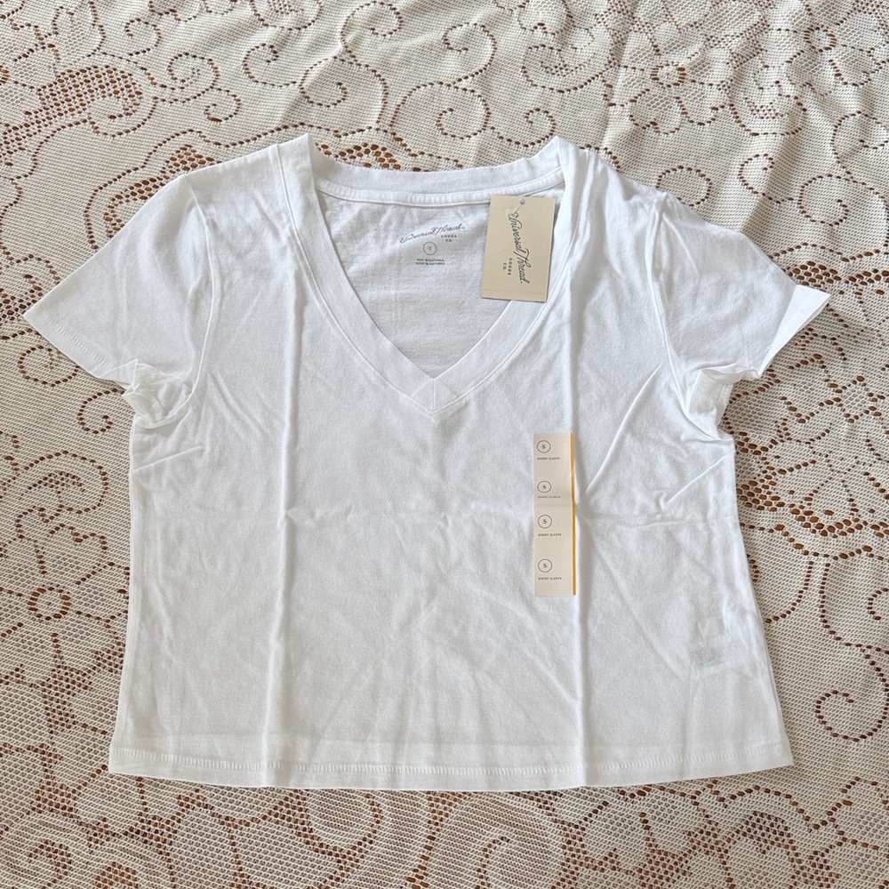 Universal Thread White V-Neck Short Sleeve Tee cropped